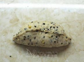 最后把剩下的1/3向上折，收口捏紧。