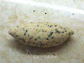 翻过来，稍微整理一下，就是橄榄型的面团。