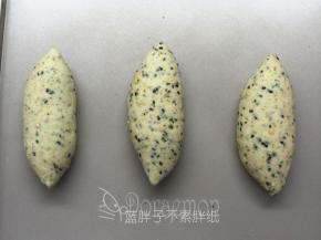 剩下的两个面团都是这样操作，整形好的面团放入学厨烤盘中。