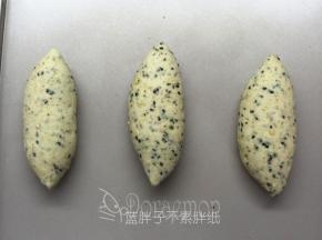剩下的两个面团都是这样操作，整形好的面团放入学厨烤盘中。