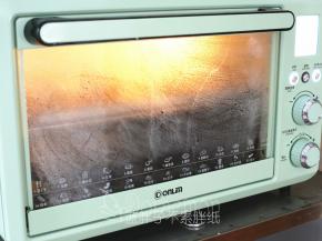 送入东菱烤箱，开启发酵模式，36℃，发酵30分钟。