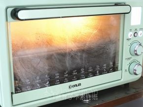 送入东菱烤箱，开启发酵模式，36℃，发酵30分钟。