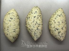 发酵至面团涨大至2倍大。