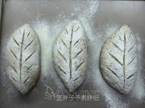 面团撒上高筋面粉，用一把锋利的小刀割出花纹。