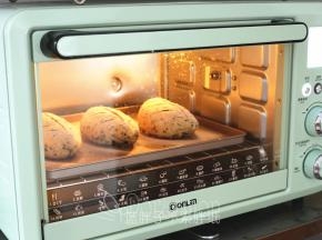 最后将面团送入预热好的烤箱，上下火175摄氏度，烘烤20分钟。