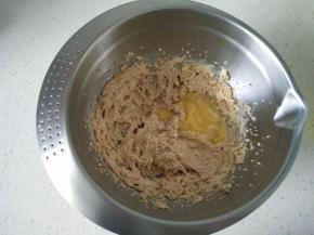 分次加入蛋液，搅打完全吸收再加下次。