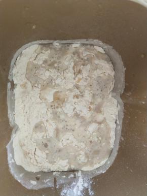 2、除黄油豆沙外，全部材料放入面包机揉面。
