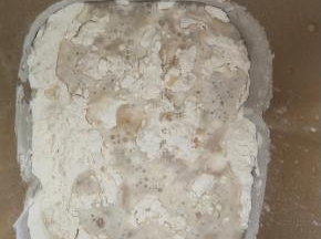 2、除黄油豆沙外，全部材料放入面包机揉面。
