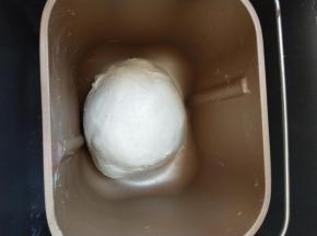 5、滚圆后放入面包机内发酵30分钟，不用加热。
