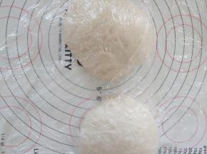 6、取出面团分割成2份，滚圆盖保鲜膜松弛15分钟。
