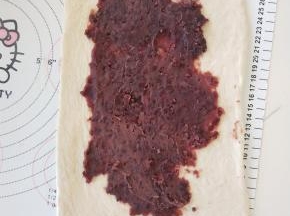 8、取一半豆沙涂抹在面饼上，四周留白。
