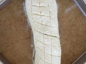 11、发酵好后表面撒高粉，用割包刀划出格子状。
