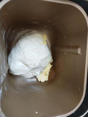 3、揉成团后加入软化的黄油继续揉。