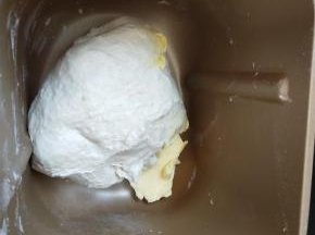 3、揉成团后加入软化的黄油继续揉。