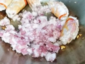 加入肉末炒香
