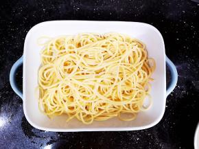 意粉开水下锅6分钟，关火焖2分钟，捞起备用。