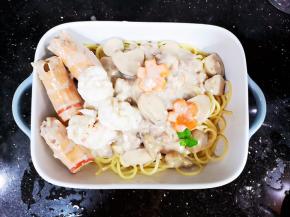 将酱汁浇在意粉上