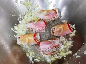 放入虾头爆香