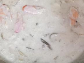 开少许生粉水勾芡，使汤汁变浓稠即可