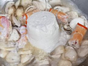 把蘑菇忌廉汤加入