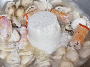 把蘑菇忌廉汤加入