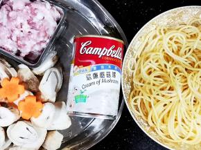 准备材料：蘑菇洗净切片，肉碎加入少许盐腌制