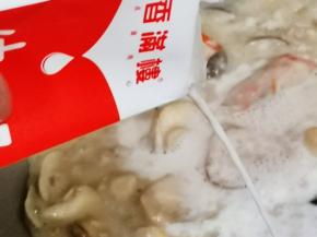 把牛奶倒入，拌匀煮沸