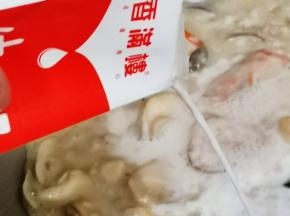 把牛奶倒入，拌匀煮沸
