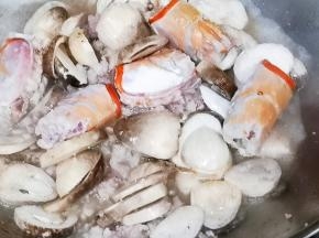 加入蘑菇翻炒片刻，加入少许水