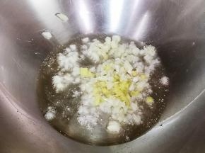 起油锅，放入姜蒜末