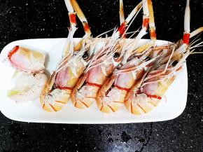 南极虾洗净、把头拧下来，剪掉触须手脚眼睛部分，虾肉去虾肠