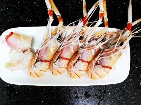 南极虾洗净、把头拧下来，剪掉触须手脚眼睛部分，虾肉去虾肠