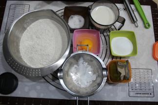 准备材料，牛奶提前冷藏，鸡蛋也要用冷藏鸡蛋哈！天热要注意打面温度。我的高粉都是冷藏状态。椰油很容易就软化了，这个时候冷藏取出备用就好。