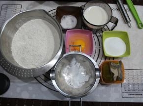 准备材料，牛奶提前冷藏，鸡蛋也要用冷藏鸡蛋哈！天热要注意打面温度。我的高粉都是冷藏状态。椰油很容易就软化了，这个时候冷藏取出备用就好。
