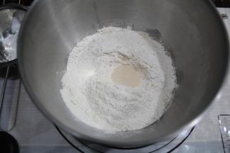 厨师机打面桶中，先液体，糖和盐分开两个角落，再放高粉，酵母在高粉上挖洞放入。