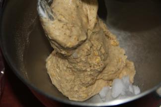 一档先混合到无干粉，再转3档打到粗膜状态，加入椰油。先转2档让椰油和面团融合，再转3-4档打到出膜，这个时间看自己厨师机功率，一般加椰油后，打到面团不粘缸底，就差不多了。