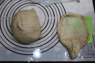 取出打好的面团，双手握面团，朝身体对面折叠两次收圆。用刮板切一块下来，慢慢扯开，手套膜。给你们看一下这个膜。然后放一起，继续折叠收圆即可。