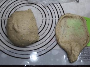 取出打好的面团，双手握面团，朝身体对面折叠两次收圆。用刮板切一块下来，慢慢扯开，手套膜。给你们看一下这个膜。然后放一起，继续折叠收圆即可。