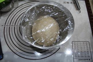 放入干净盆中，盖保鲜膜，27度进行一发45-1个小时，我就放室温发的。