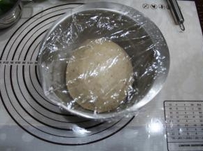 放入干净盆中，盖保鲜膜，27度进行一发45-1个小时，我就放室温发的。