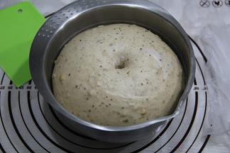 两倍大，用手指蘸面粉戳洞不明显回缩塌陷。即可。