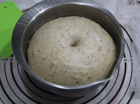 两倍大，用手指蘸面粉戳洞不明显回缩塌陷。即可。