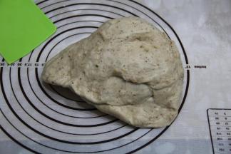 取出发好的面团，略微按压排气。