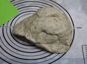 取出发好的面团，略微按压排气。