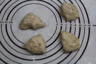 其余四个，每个对半分，一共8小份。同样手法滚圆。