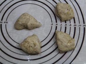 其余四个，每个对半分，一共8小份。同样手法滚圆。