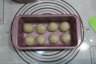 小面团如图排入吐司盒，其实这个吐司盒子也是有用的，挤挤包很方便。模具不需要抹油，不粘的。