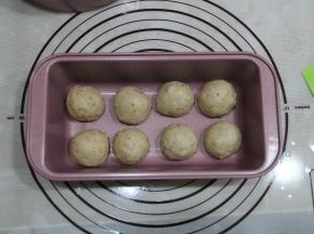 小面团如图排入吐司盒，其实这个吐司盒子也是有用的，挤挤包很方便。模具不需要抹油，不粘的。