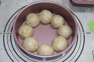 大一点的八个面团如图排入八寸不粘模具中。