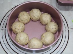 大一点的八个面团如图排入八寸不粘模具中。